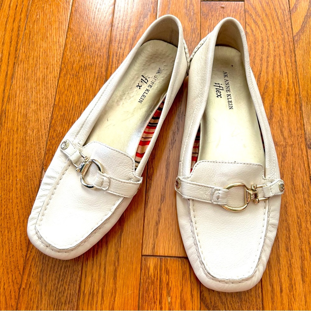 Anne Klein genuine leather bit lion metal detail iflex car driving loafer white